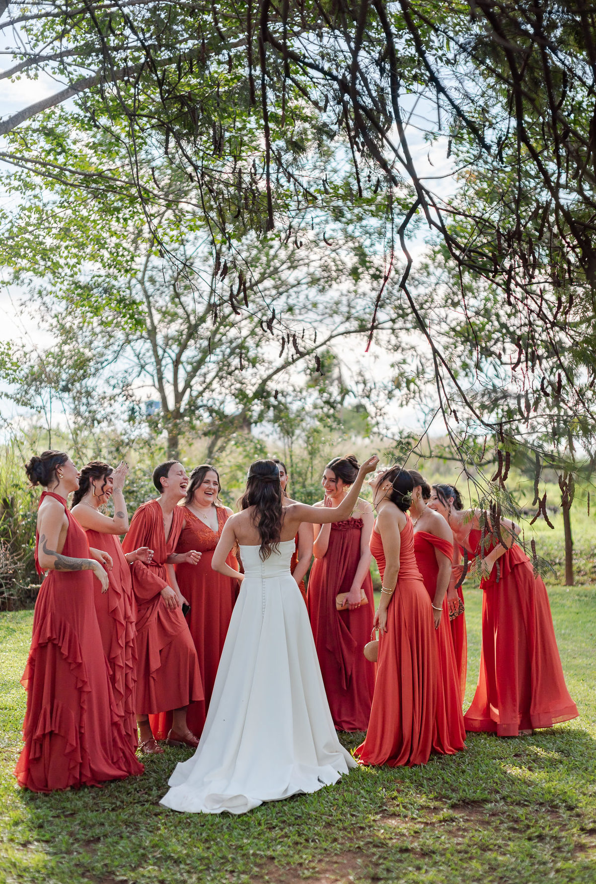 Foto e Filme documental de casamento na casa de festa Sítio Quero-Quero em Limeira, São Paulo.  Registro espontâneo, natural, artístico e autêntico para casais que querem viver livremente o dia do casamento. Tropicália Foto e Filme de Casamentos