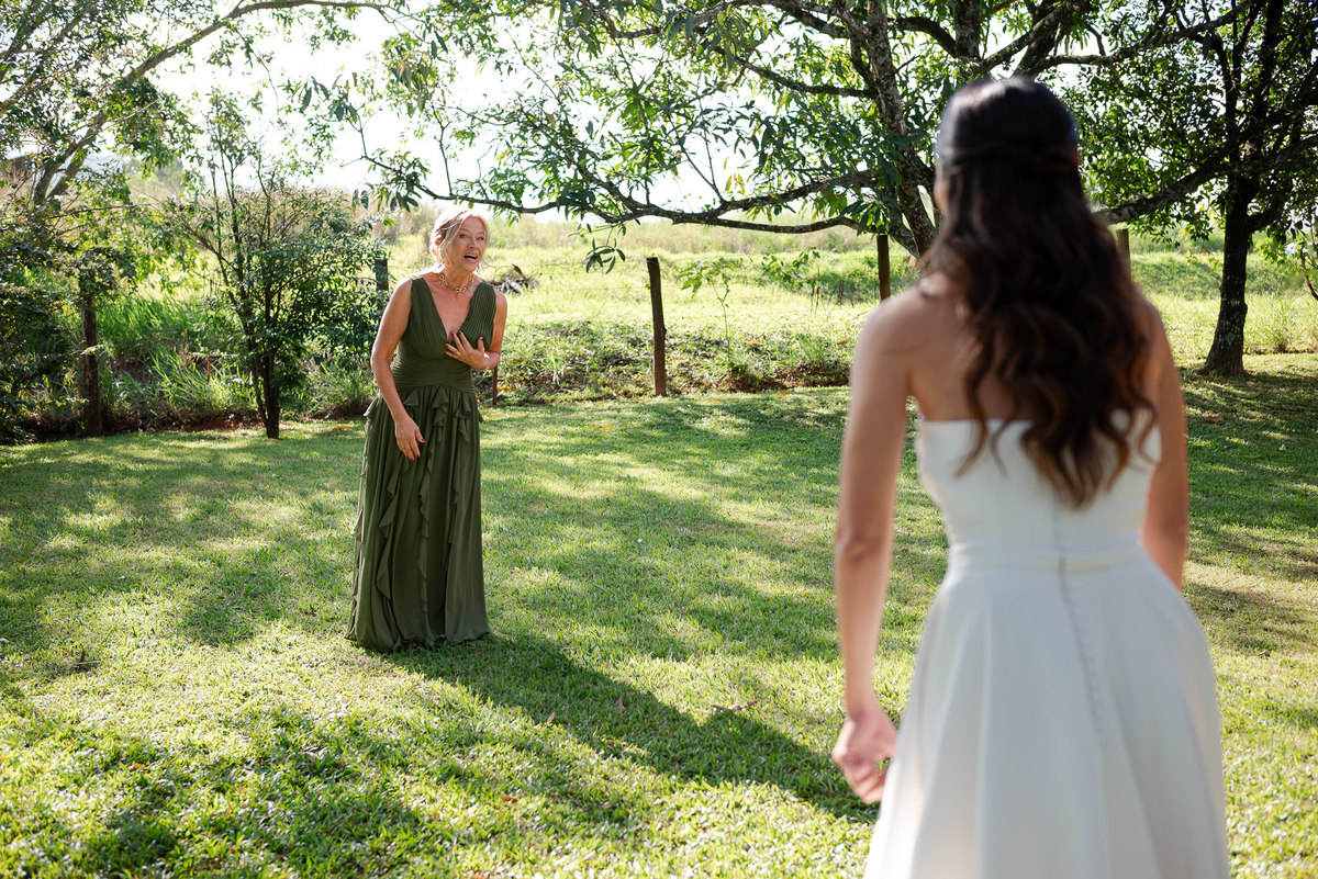Foto e Filme documental de casamento na casa de festa Sítio Quero-Quero em Limeira, São Paulo.  Registro espontâneo, natural, artístico e autêntico para casais que querem viver livremente o dia do casamento. Tropicália Foto e Filme de Casamentos