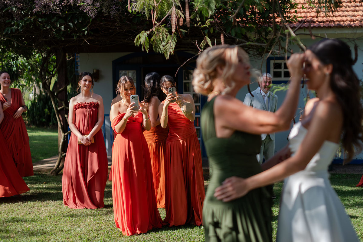 Foto e Filme documental de casamento na casa de festa Sítio Quero-Quero em Limeira, São Paulo.  Registro espontâneo, natural, artístico e autêntico para casais que querem viver livremente o dia do casamento. Tropicália Foto e Filme de Casamentos