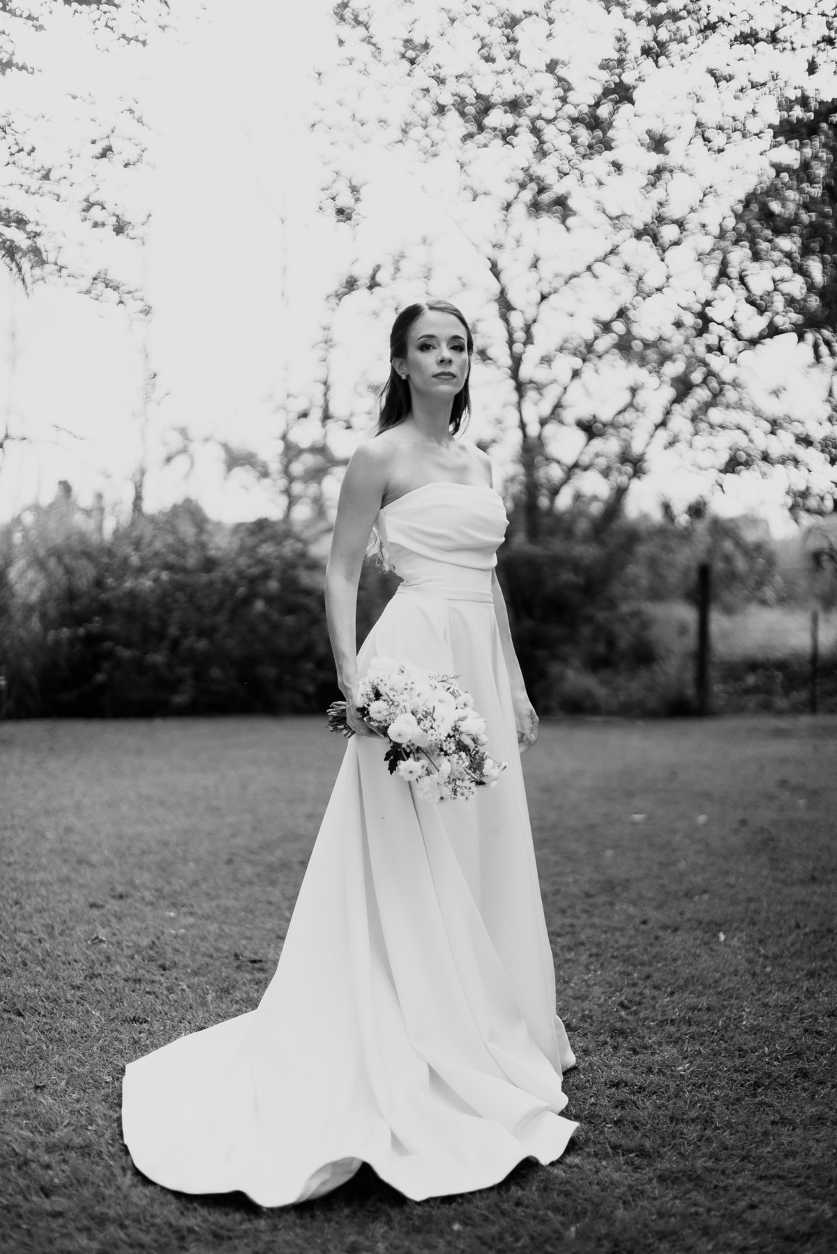 Foto e Filme documental de casamento na casa de festa Sítio Quero-Quero em Limeira, São Paulo.  Registro espontâneo, natural, artístico e autêntico para casais que querem viver livremente o dia do casamento. Tropicália Foto e Filme de Casamentos
