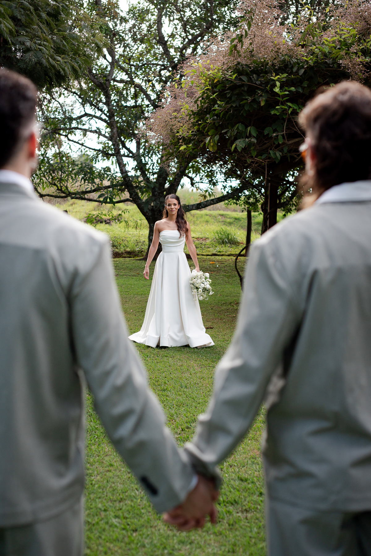 Foto e Filme documental de casamento na casa de festa Sítio Quero-Quero em Limeira, São Paulo.  Registro espontâneo, natural, artístico e autêntico para casais que querem viver livremente o dia do casamento. Tropicália Foto e Filme de Casamentos