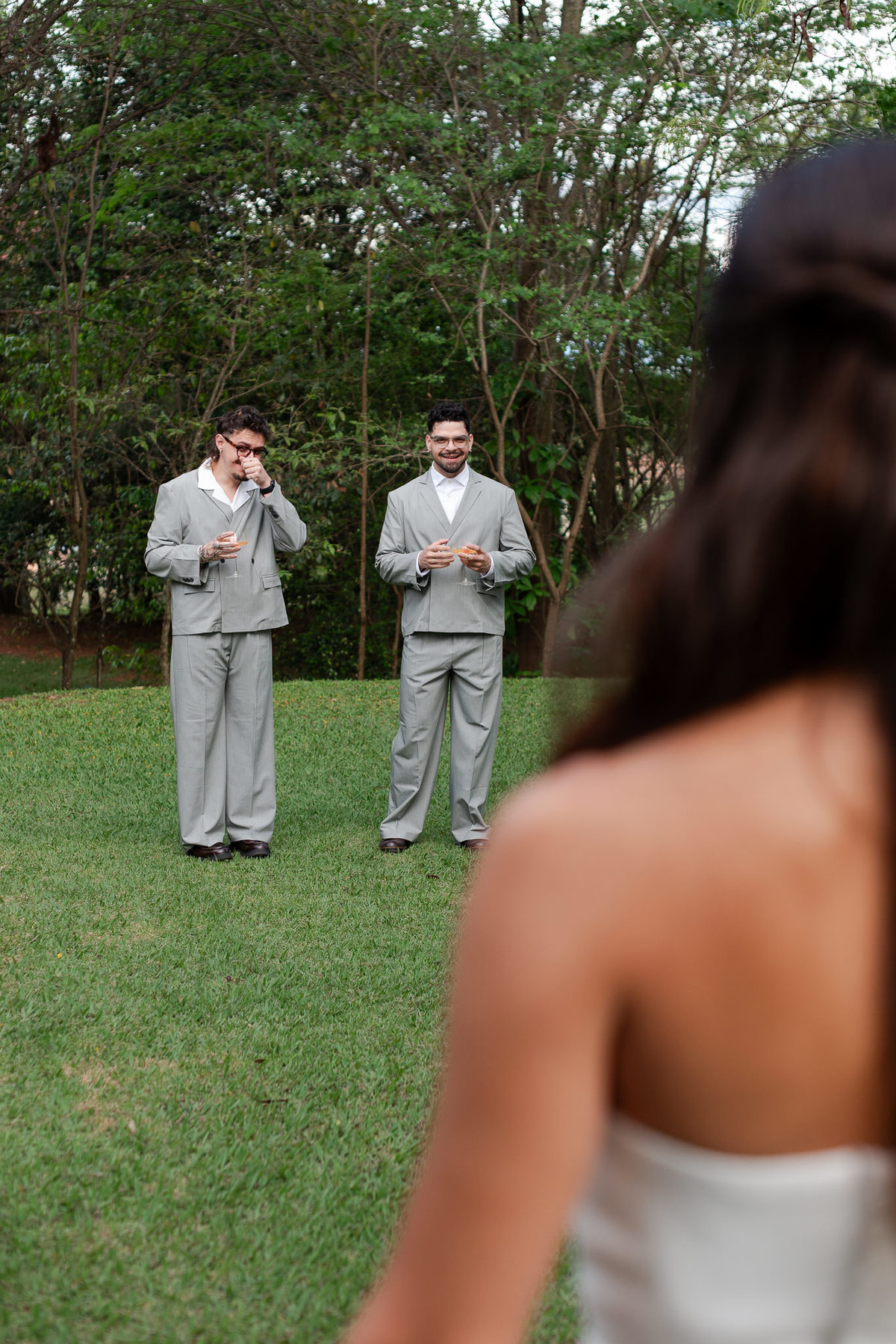 Foto e Filme documental de casamento na casa de festa Sítio Quero-Quero em Limeira, São Paulo.  Registro espontâneo, natural, artístico e autêntico para casais que querem viver livremente o dia do casamento. Tropicália Foto e Filme de Casamentos