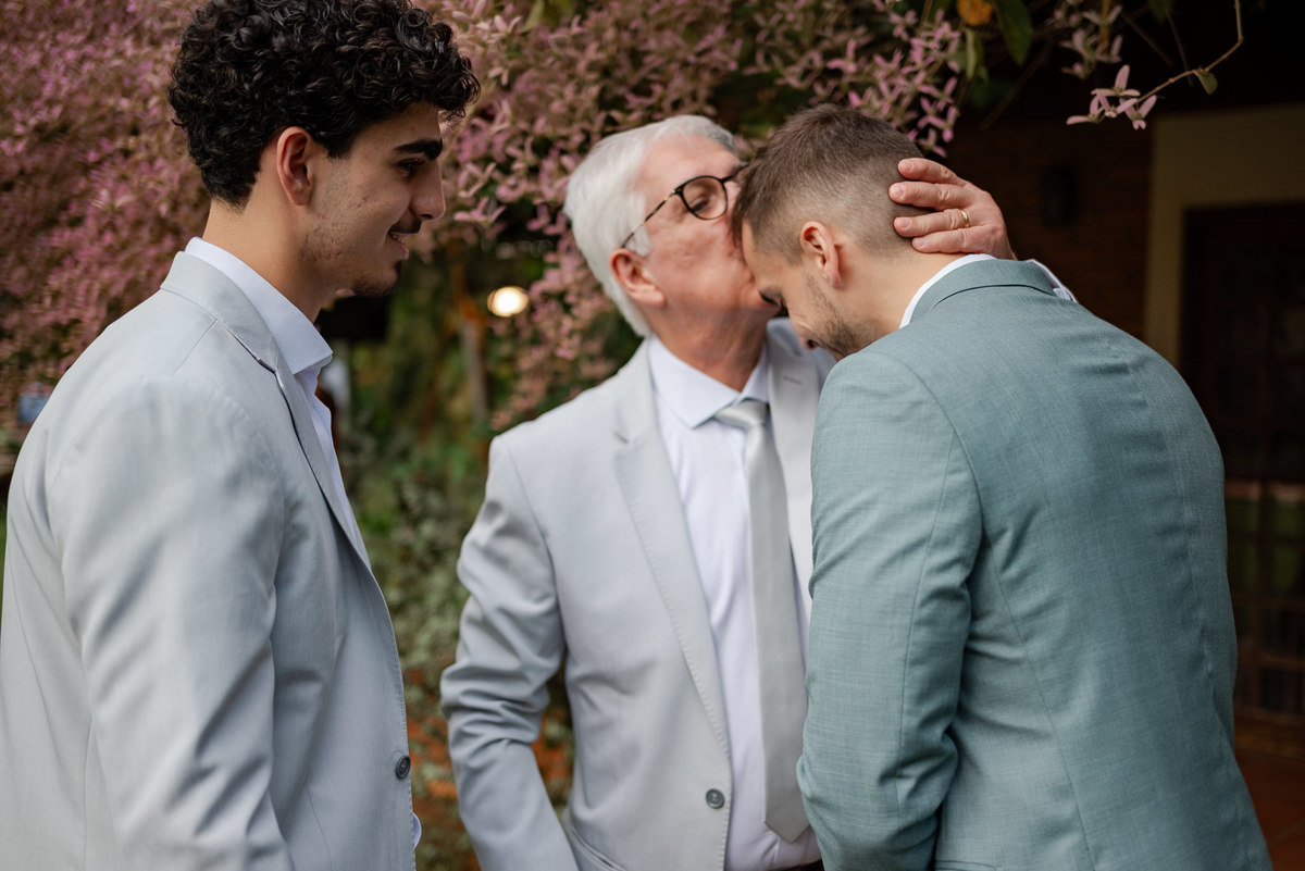 Foto e Filme documental de casamento na casa de festa Sítio Quero-Quero em Limeira, São Paulo.  Registro espontâneo, natural, artístico e autêntico para casais que querem viver livremente o dia do casamento. Tropicália Foto e Filme de Casamentos