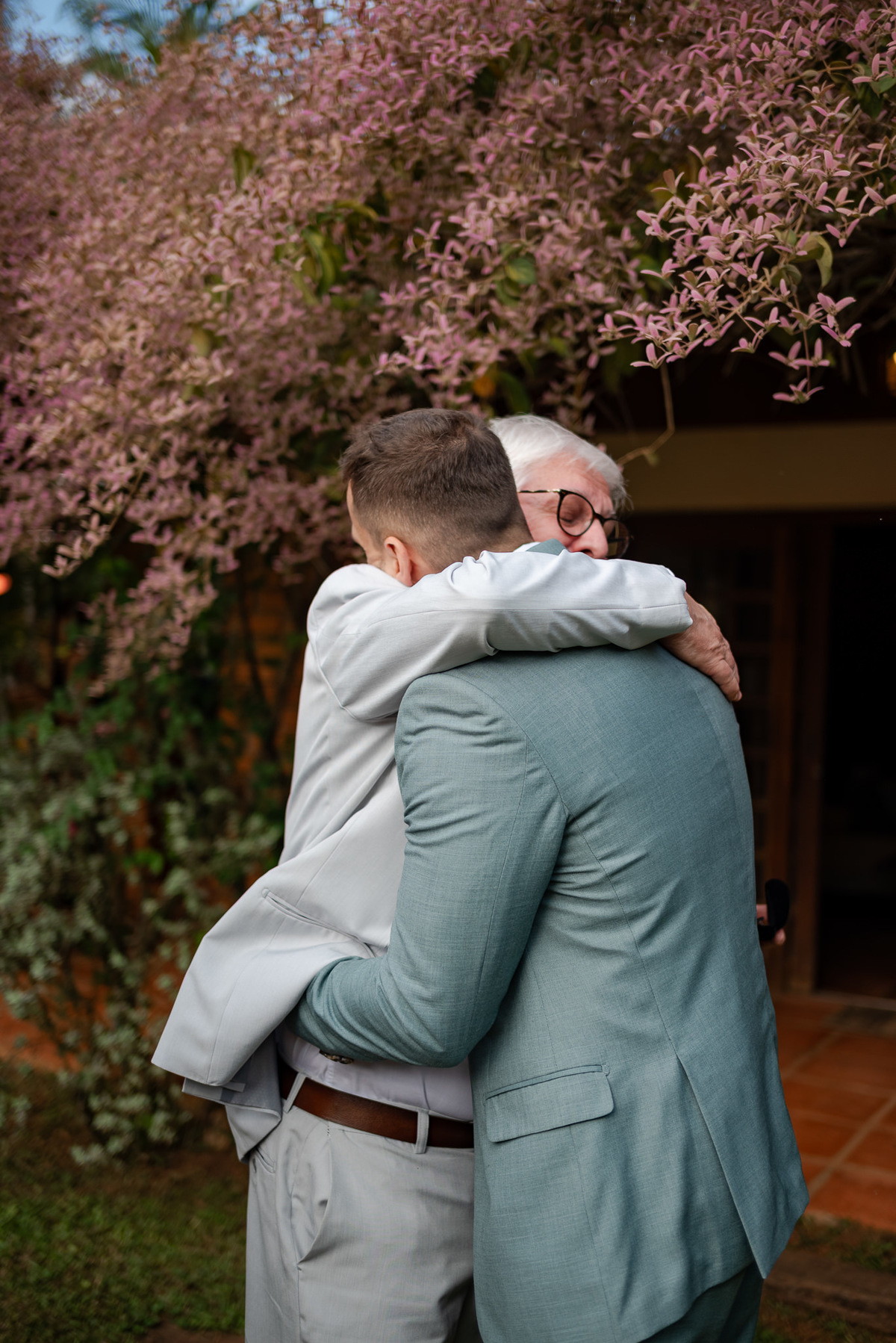 Foto e Filme documental de casamento na casa de festa Sítio Quero-Quero em Limeira, São Paulo.  Registro espontâneo, natural, artístico e autêntico para casais que querem viver livremente o dia do casamento. Tropicália Foto e Filme de Casamentos