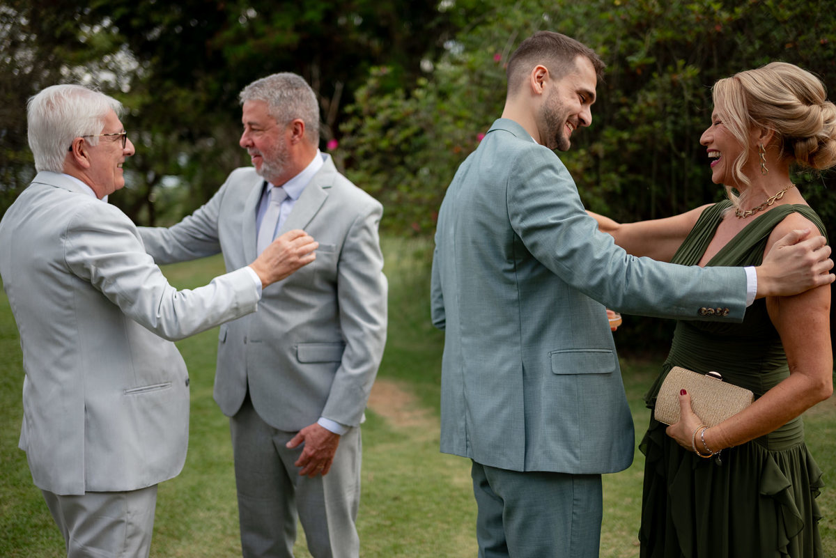 Foto e Filme documental de casamento na casa de festa Sítio Quero-Quero em Limeira, São Paulo.  Registro espontâneo, natural, artístico e autêntico para casais que querem viver livremente o dia do casamento. Tropicália Foto e Filme de Casamentos
