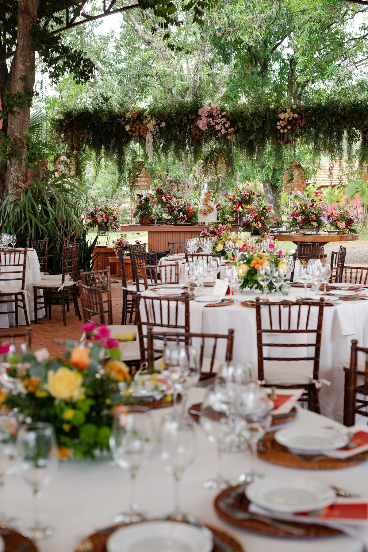 Foto e Filme documental de casamento na casa de festa Sítio Quero-Quero em Limeira, São Paulo.  Registro espontâneo, natural, artístico e autêntico para casais que querem viver livremente o dia do casamento. Tropicália Foto e Filme de Casamentos