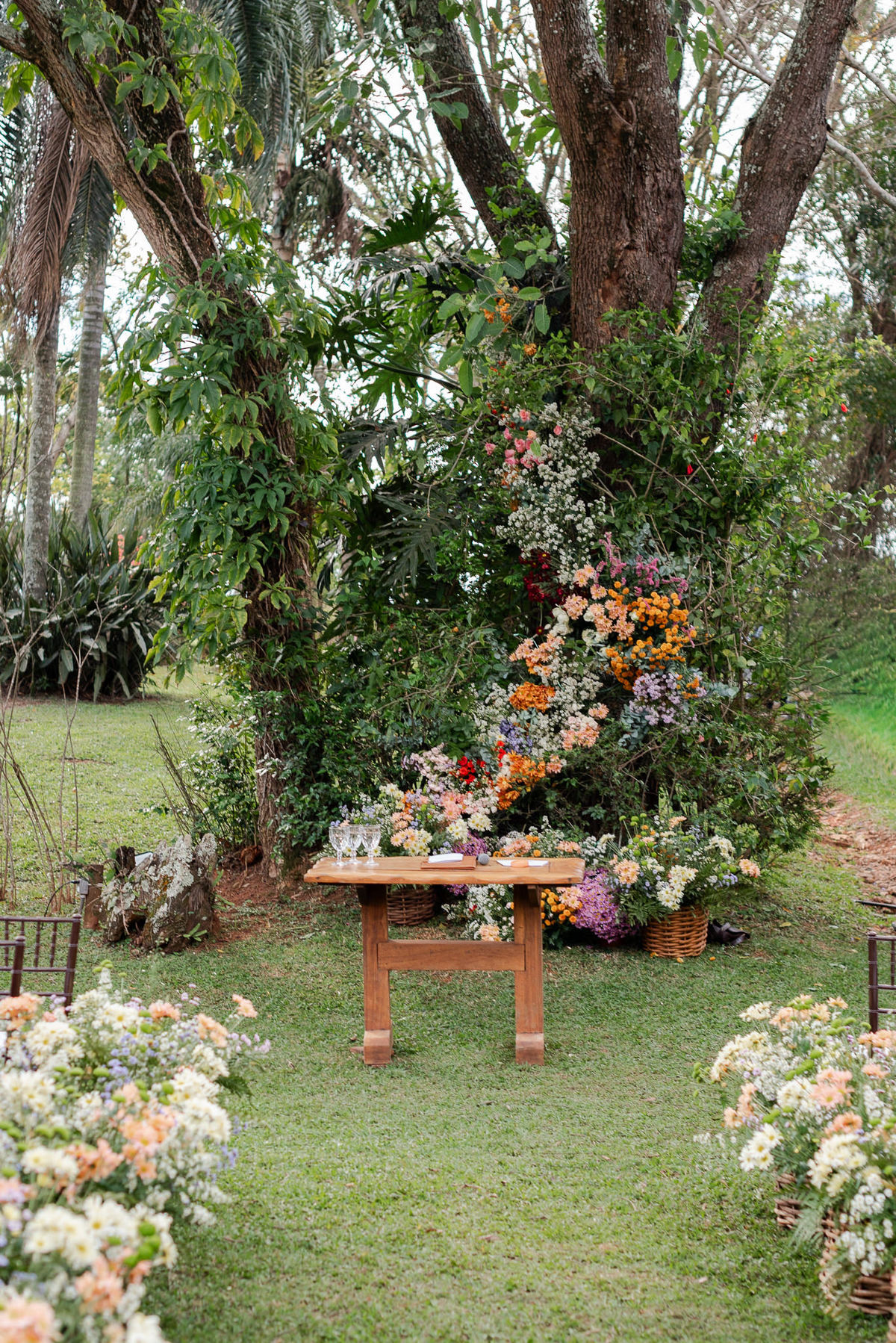 Foto e Filme documental de casamento na casa de festa Sítio Quero-Quero em Limeira, São Paulo.  Registro espontâneo, natural, artístico e autêntico para casais que querem viver livremente o dia do casamento. Tropicália Foto e Filme de Casamentos