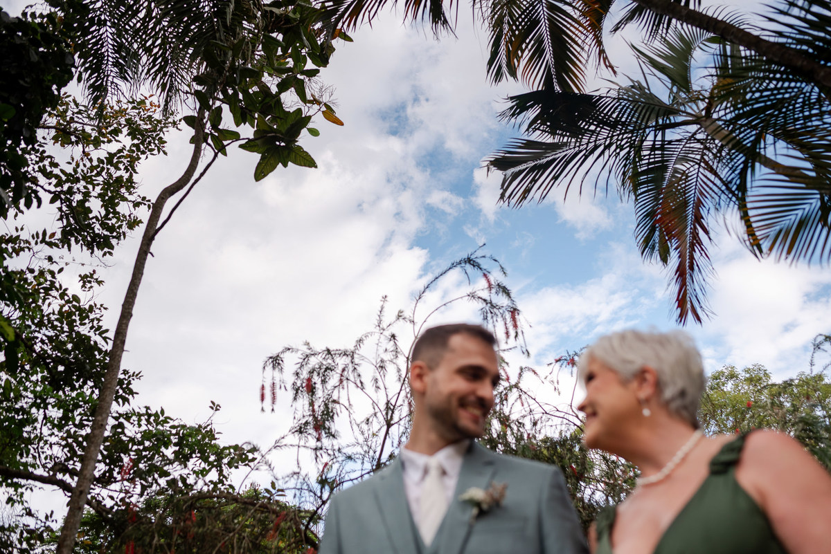 Foto e Filme documental de casamento na casa de festa Sítio Quero-Quero em Limeira, São Paulo.  Registro espontâneo, natural, artístico e autêntico para casais que querem viver livremente o dia do casamento. Tropicália Foto e Filme de Casamentos
