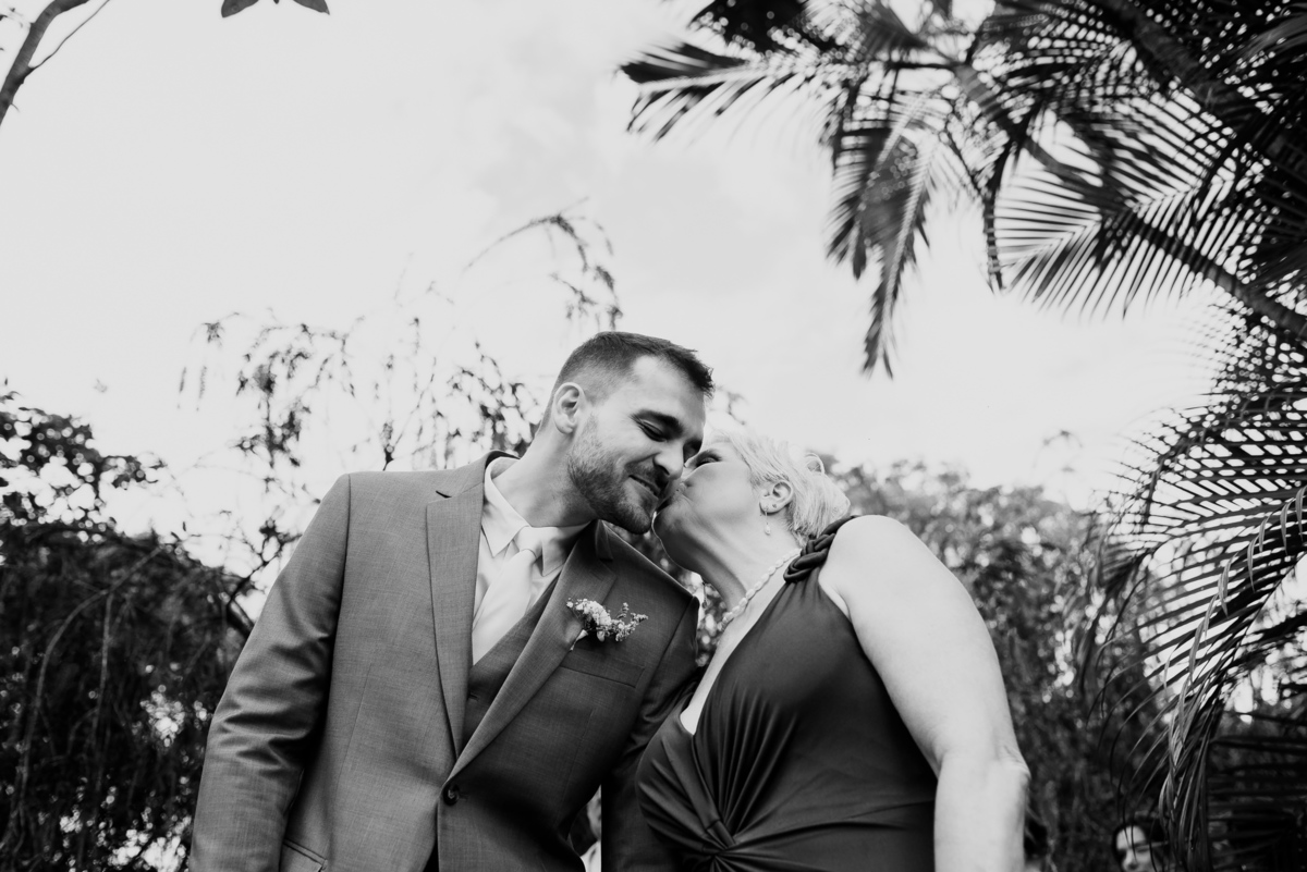 Foto e Filme documental de casamento na casa de festa Sítio Quero-Quero em Limeira, São Paulo.  Registro espontâneo, natural, artístico e autêntico para casais que querem viver livremente o dia do casamento. Tropicália Foto e Filme de Casamentos