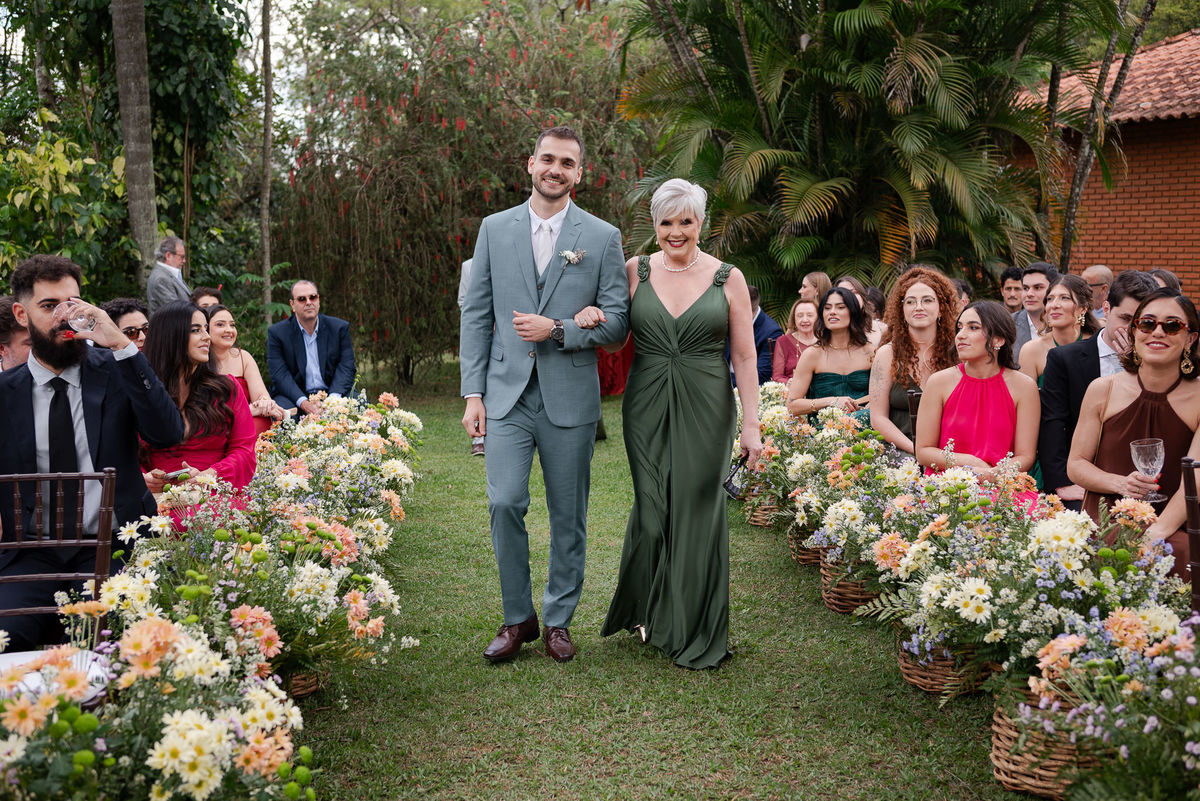 Foto e Filme documental de casamento na casa de festa Sítio Quero-Quero em Limeira, São Paulo.  Registro espontâneo, natural, artístico e autêntico para casais que querem viver livremente o dia do casamento. Tropicália Foto e Filme de Casamentos
