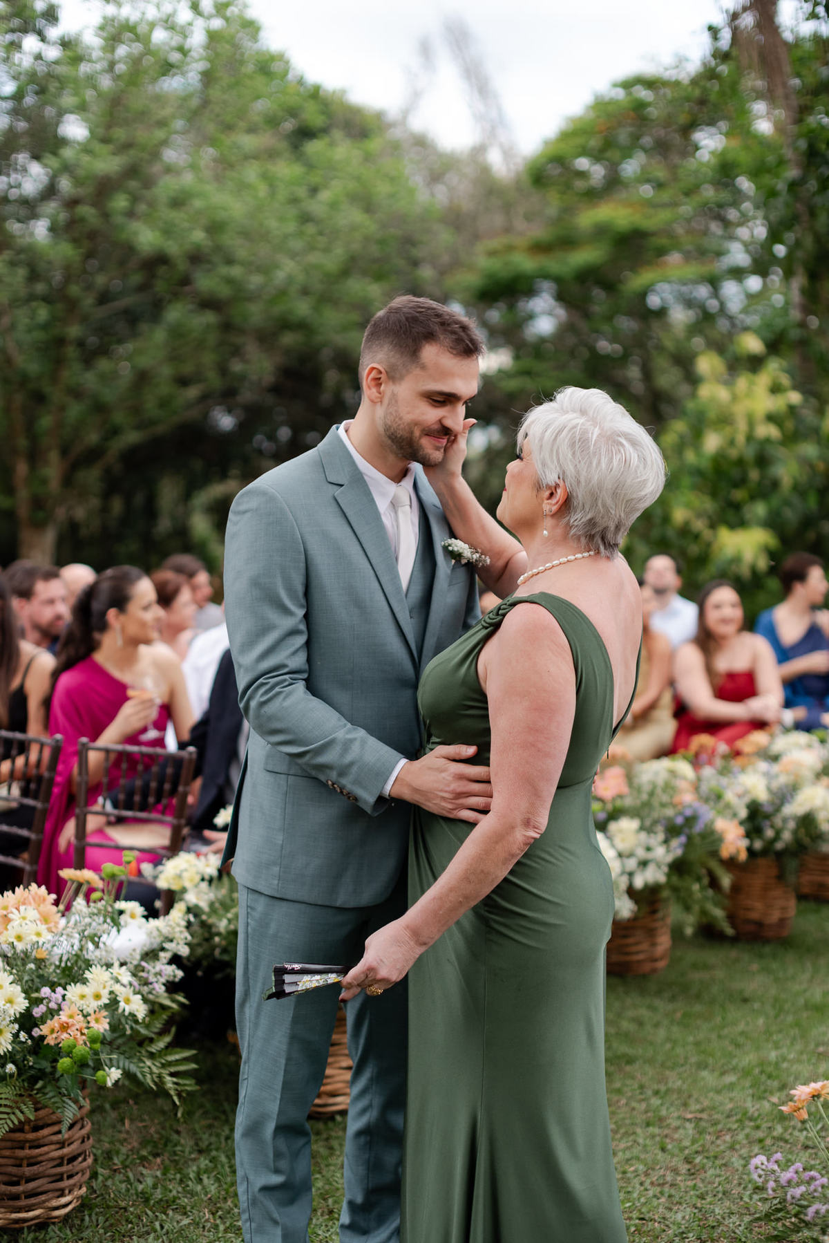 Foto e Filme documental de casamento na casa de festa Sítio Quero-Quero em Limeira, São Paulo.  Registro espontâneo, natural, artístico e autêntico para casais que querem viver livremente o dia do casamento. Tropicália Foto e Filme de Casamentos