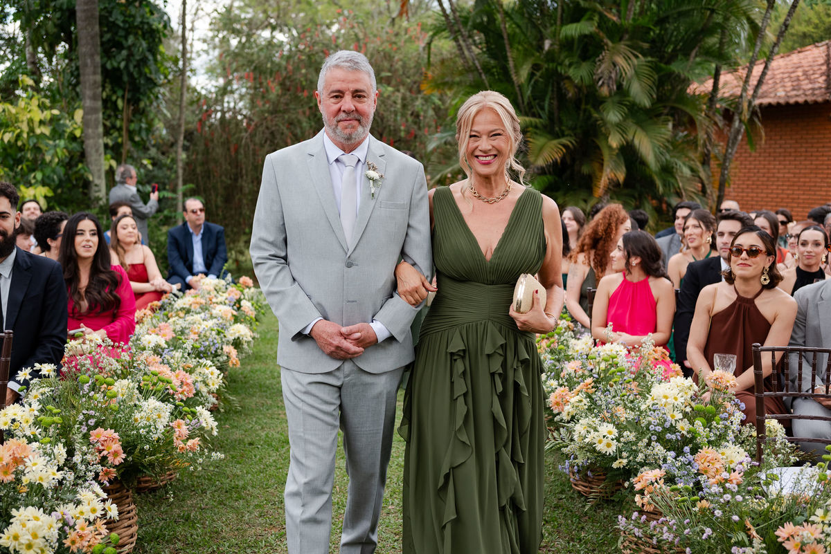 Foto e Filme documental de casamento na casa de festa Sítio Quero-Quero em Limeira, São Paulo.  Registro espontâneo, natural, artístico e autêntico para casais que querem viver livremente o dia do casamento. Tropicália Foto e Filme de Casamentos