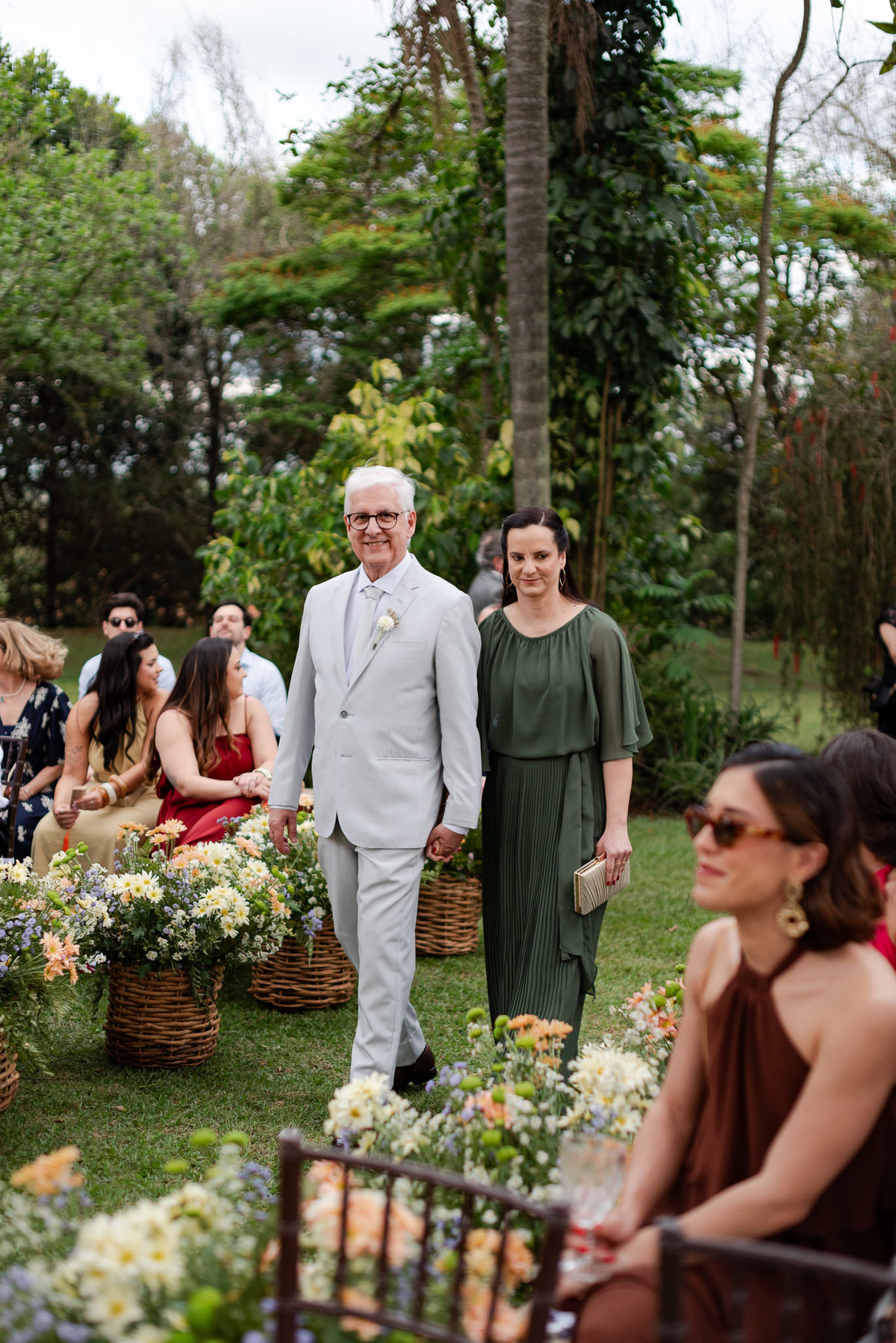 Foto e Filme documental de casamento na casa de festa Sítio Quero-Quero em Limeira, São Paulo.  Registro espontâneo, natural, artístico e autêntico para casais que querem viver livremente o dia do casamento. Tropicália Foto e Filme de Casamentos