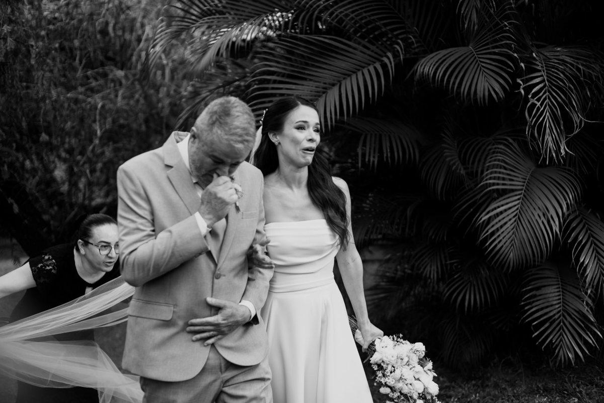 Foto e Filme documental de casamento na casa de festa Sítio Quero-Quero em Limeira, São Paulo.  Registro espontâneo, natural, artístico e autêntico para casais que querem viver livremente o dia do casamento. Tropicália Foto e Filme de Casamentos