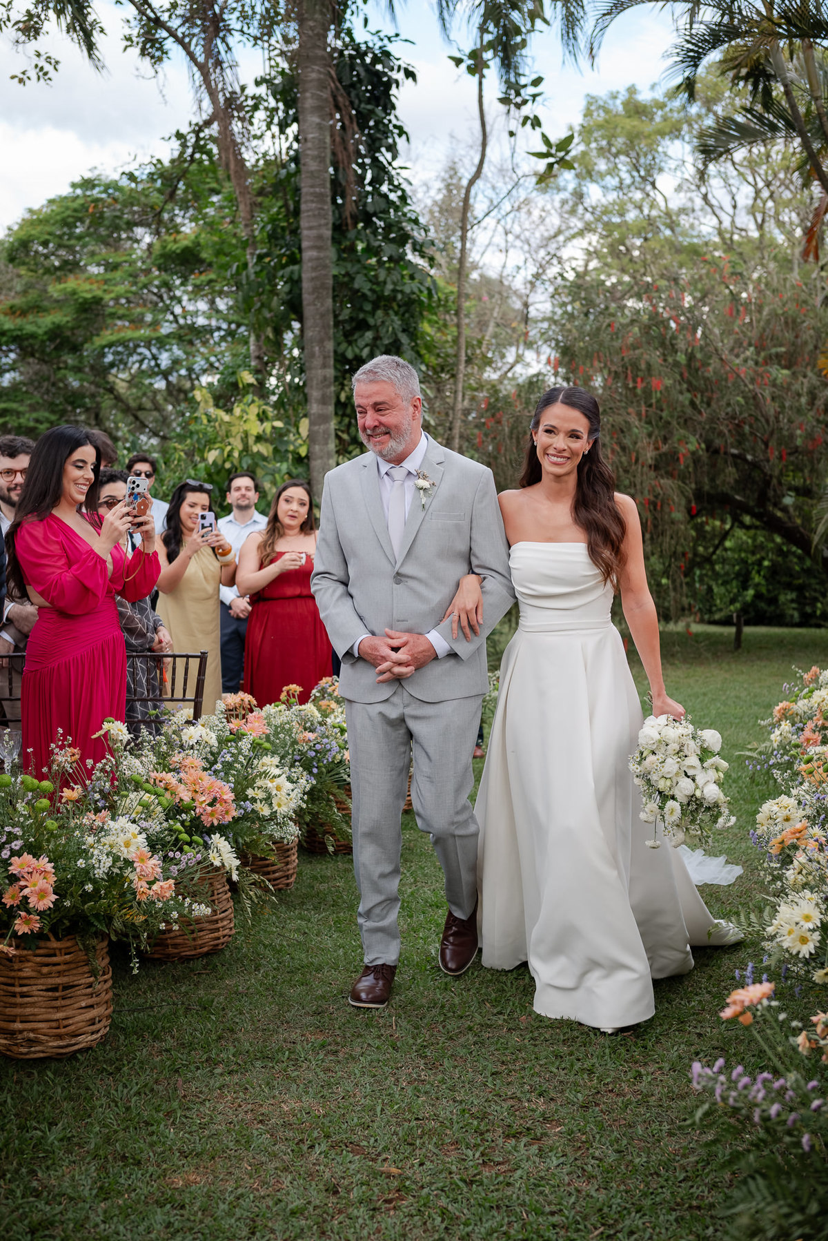 Foto e Filme documental de casamento na casa de festa Sítio Quero-Quero em Limeira, São Paulo.  Registro espontâneo, natural, artístico e autêntico para casais que querem viver livremente o dia do casamento. Tropicália Foto e Filme de Casamentos