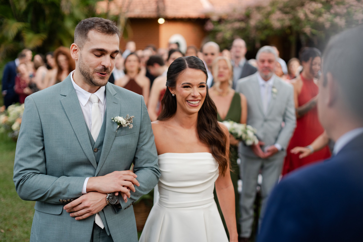 Foto e Filme documental de casamento na casa de festa Sítio Quero-Quero em Limeira, São Paulo.  Registro espontâneo, natural, artístico e autêntico para casais que querem viver livremente o dia do casamento. Tropicália Foto e Filme de Casamentos