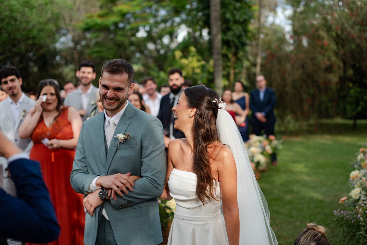 Foto e Filme documental de casamento na casa de festa Sítio Quero-Quero em Limeira, São Paulo.  Registro espontâneo, natural, artístico e autêntico para casais que querem viver livremente o dia do casamento. Tropicália Foto e Filme de Casamentos