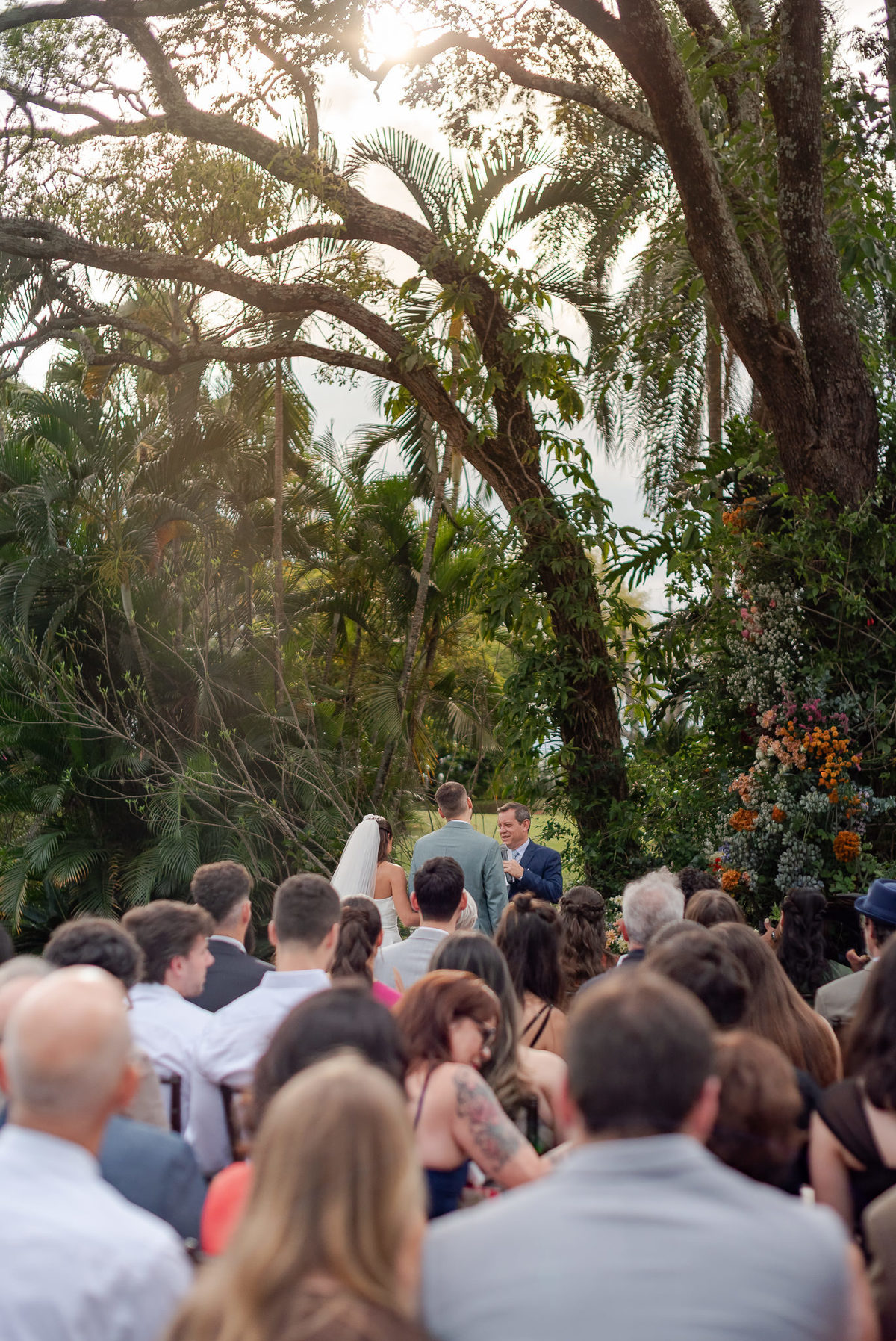 Foto e Filme documental de casamento na casa de festa Sítio Quero-Quero em Limeira, São Paulo.  Registro espontâneo, natural, artístico e autêntico para casais que querem viver livremente o dia do casamento. Tropicália Foto e Filme de Casamentos