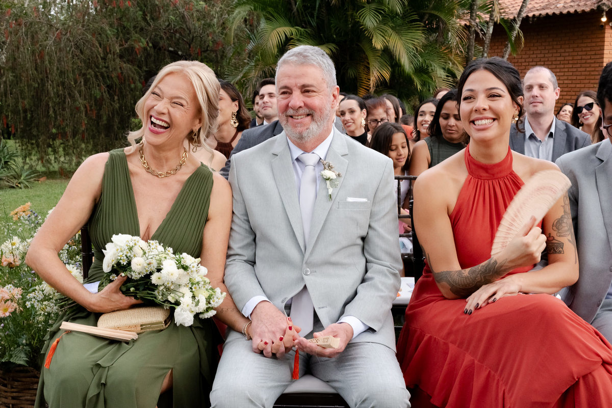 Foto e Filme documental de casamento na casa de festa Sítio Quero-Quero em Limeira, São Paulo.  Registro espontâneo, natural, artístico e autêntico para casais que querem viver livremente o dia do casamento. Tropicália Foto e Filme de Casamentos