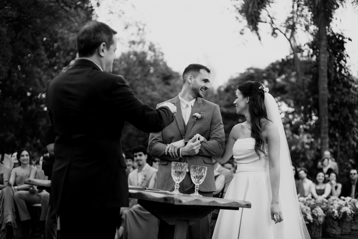 Foto e Filme documental de casamento na casa de festa Sítio Quero-Quero em Limeira, São Paulo.  Registro espontâneo, natural, artístico e autêntico para casais que querem viver livremente o dia do casamento. Tropicália Foto e Filme de Casamentos