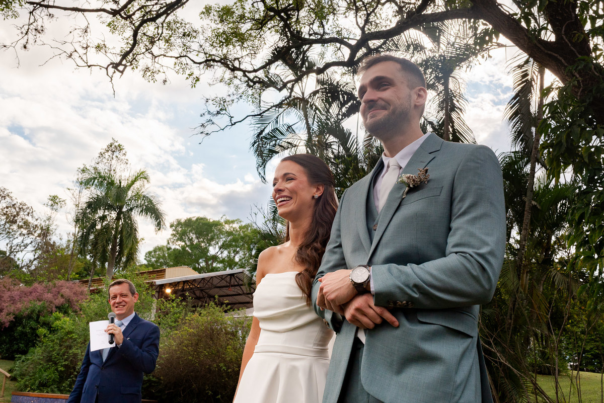 Foto e Filme documental de casamento na casa de festa Sítio Quero-Quero em Limeira, São Paulo.  Registro espontâneo, natural, artístico e autêntico para casais que querem viver livremente o dia do casamento. Tropicália Foto e Filme de Casamentos