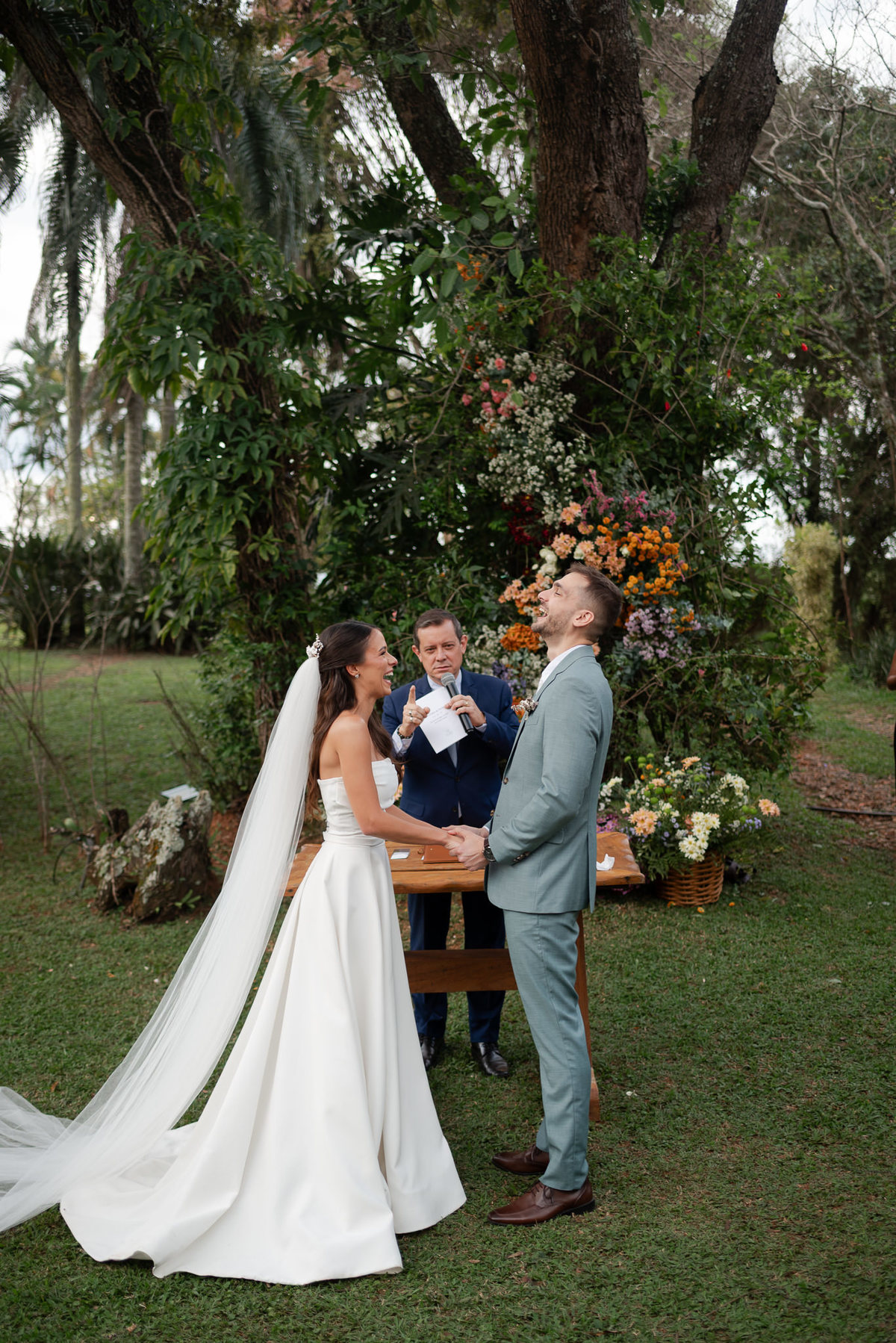 Foto e Filme documental de casamento na casa de festa Sítio Quero-Quero em Limeira, São Paulo.  Registro espontâneo, natural, artístico e autêntico para casais que querem viver livremente o dia do casamento. Tropicália Foto e Filme de Casamentos
