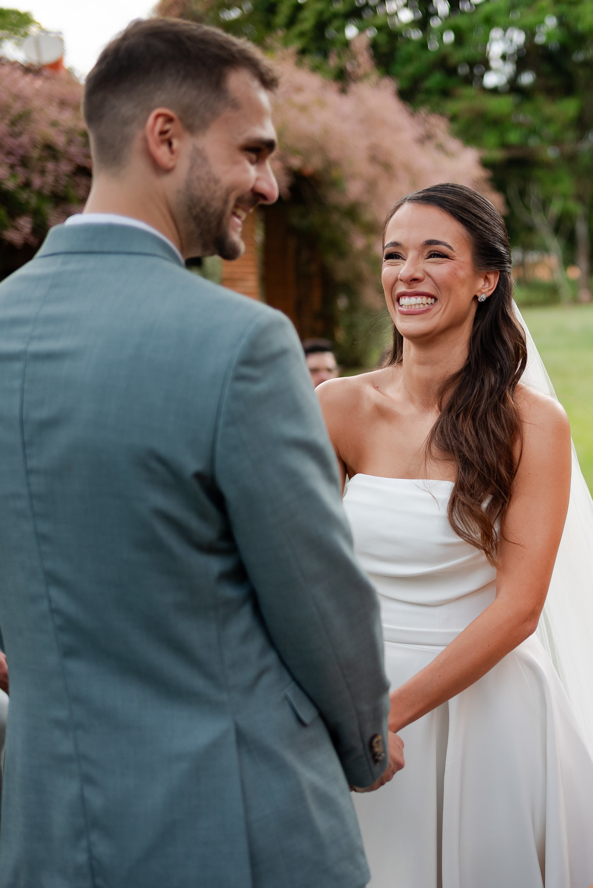 Foto e Filme documental de casamento na casa de festa Sítio Quero-Quero em Limeira, São Paulo.  Registro espontâneo, natural, artístico e autêntico para casais que querem viver livremente o dia do casamento. Tropicália Foto e Filme de Casamentos