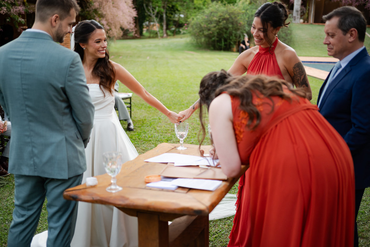 Foto e Filme documental de casamento na casa de festa Sítio Quero-Quero em Limeira, São Paulo.  Registro espontâneo, natural, artístico e autêntico para casais que querem viver livremente o dia do casamento. Tropicália Foto e Filme de Casamentos