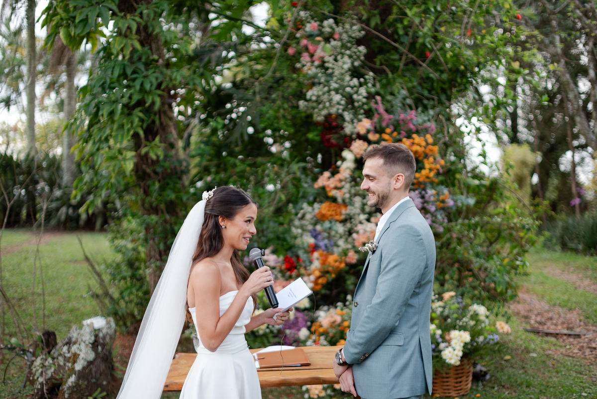 Foto e Filme documental de casamento na casa de festa Sítio Quero-Quero em Limeira, São Paulo.  Registro espontâneo, natural, artístico e autêntico para casais que querem viver livremente o dia do casamento. Tropicália Foto e Filme de Casamentos