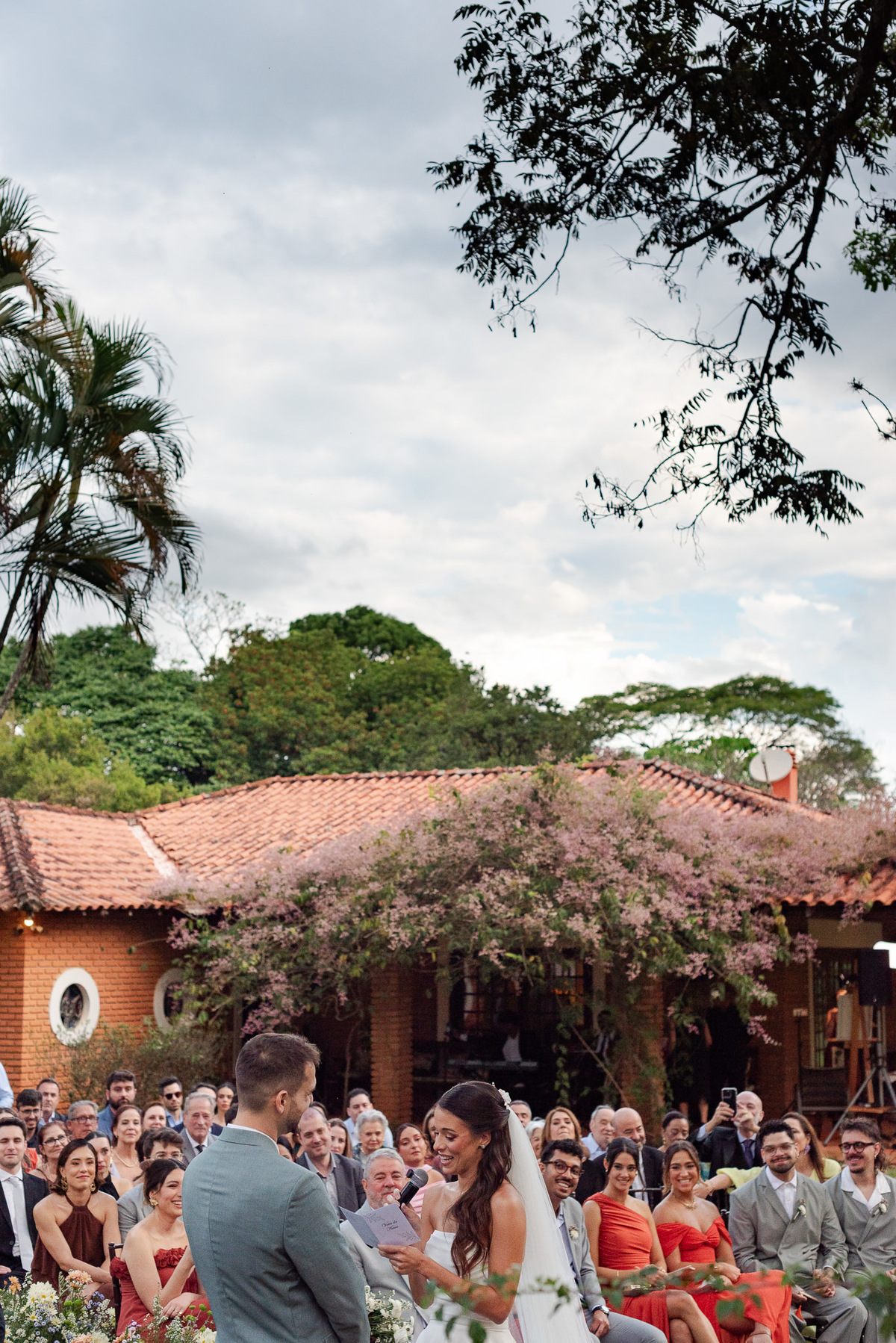Foto e Filme documental de casamento na casa de festa Sítio Quero-Quero em Limeira, São Paulo.  Registro espontâneo, natural, artístico e autêntico para casais que querem viver livremente o dia do casamento. Tropicália Foto e Filme de Casamentos