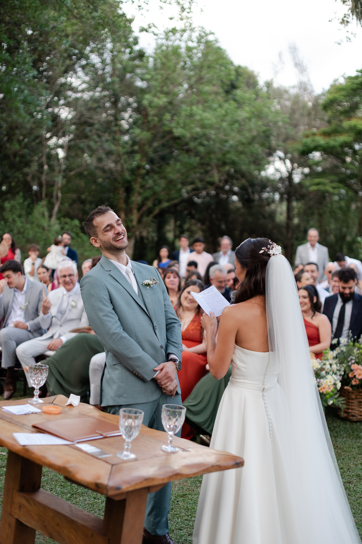 Foto e Filme documental de casamento na casa de festa Sítio Quero-Quero em Limeira, São Paulo.  Registro espontâneo, natural, artístico e autêntico para casais que querem viver livremente o dia do casamento. Tropicália Foto e Filme de Casamentos