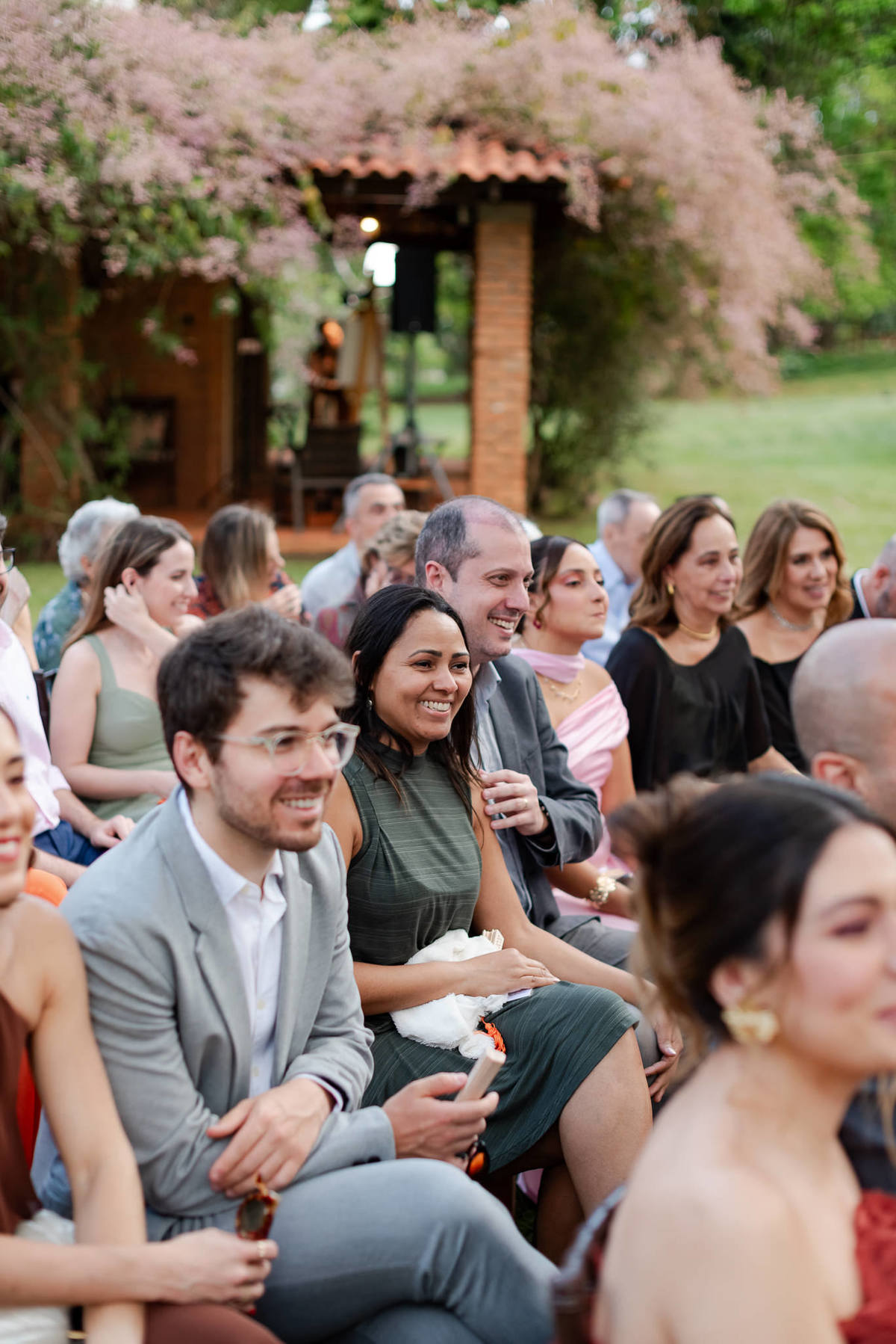 Foto e Filme documental de casamento na casa de festa Sítio Quero-Quero em Limeira, São Paulo.  Registro espontâneo, natural, artístico e autêntico para casais que querem viver livremente o dia do casamento. Tropicália Foto e Filme de Casamentos