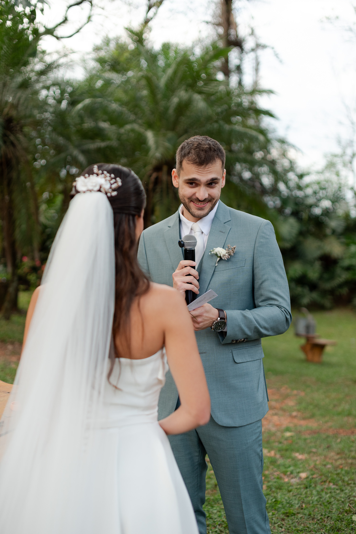 Foto e Filme documental de casamento na casa de festa Sítio Quero-Quero em Limeira, São Paulo.  Registro espontâneo, natural, artístico e autêntico para casais que querem viver livremente o dia do casamento. Tropicália Foto e Filme de Casamentos