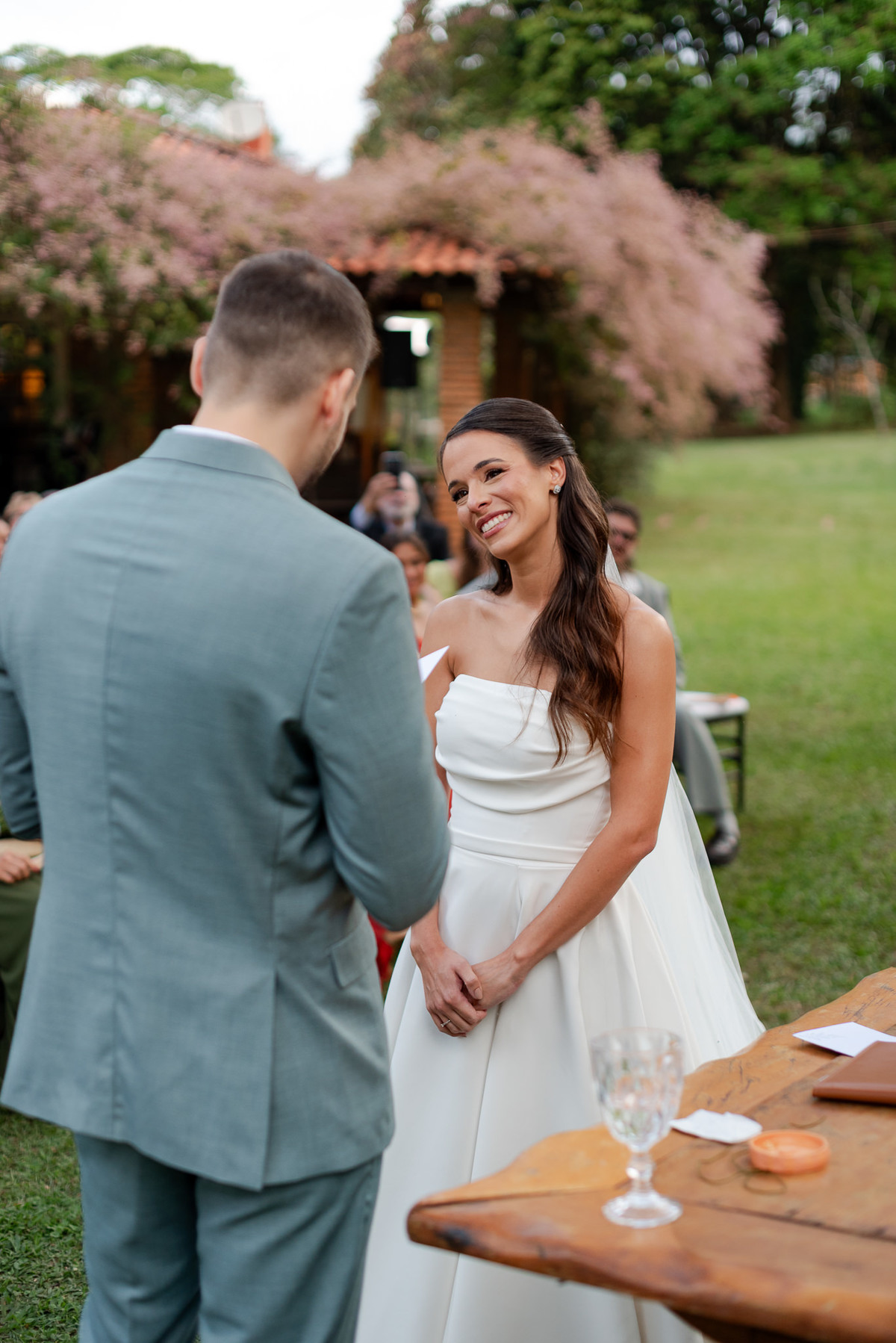 Foto e Filme documental de casamento na casa de festa Sítio Quero-Quero em Limeira, São Paulo.  Registro espontâneo, natural, artístico e autêntico para casais que querem viver livremente o dia do casamento. Tropicália Foto e Filme de Casamentos