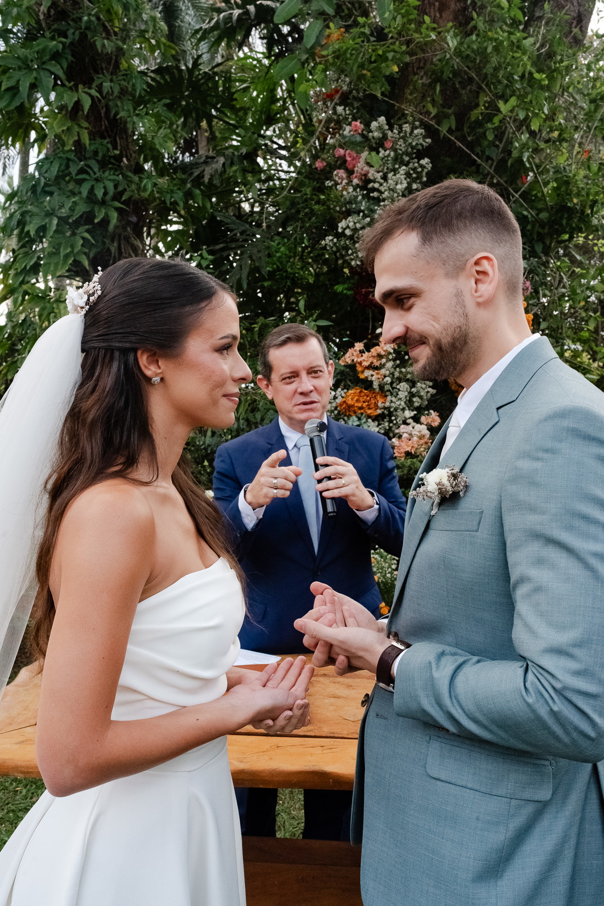 Foto e Filme documental de casamento na casa de festa Sítio Quero-Quero em Limeira, São Paulo.  Registro espontâneo, natural, artístico e autêntico para casais que querem viver livremente o dia do casamento. Tropicália Foto e Filme de Casamentos