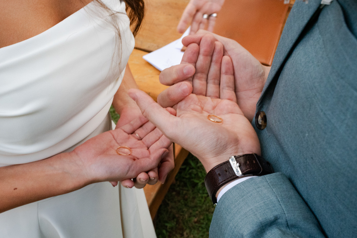 Foto e Filme documental de casamento na casa de festa Sítio Quero-Quero em Limeira, São Paulo.  Registro espontâneo, natural, artístico e autêntico para casais que querem viver livremente o dia do casamento. Tropicália Foto e Filme de Casamentos