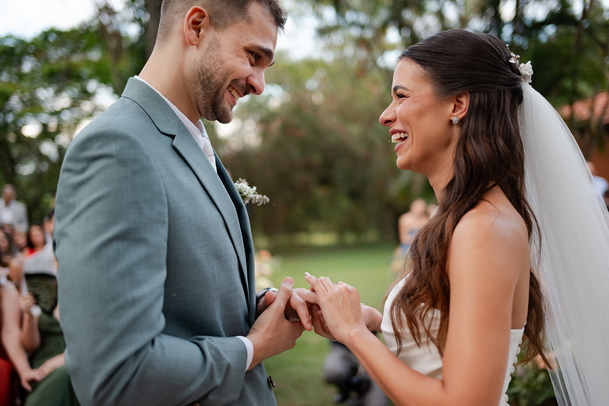 Foto e Filme documental de casamento na casa de festa Sítio Quero-Quero em Limeira, São Paulo.  Registro espontâneo, natural, artístico e autêntico para casais que querem viver livremente o dia do casamento. Tropicália Foto e Filme de Casamentos