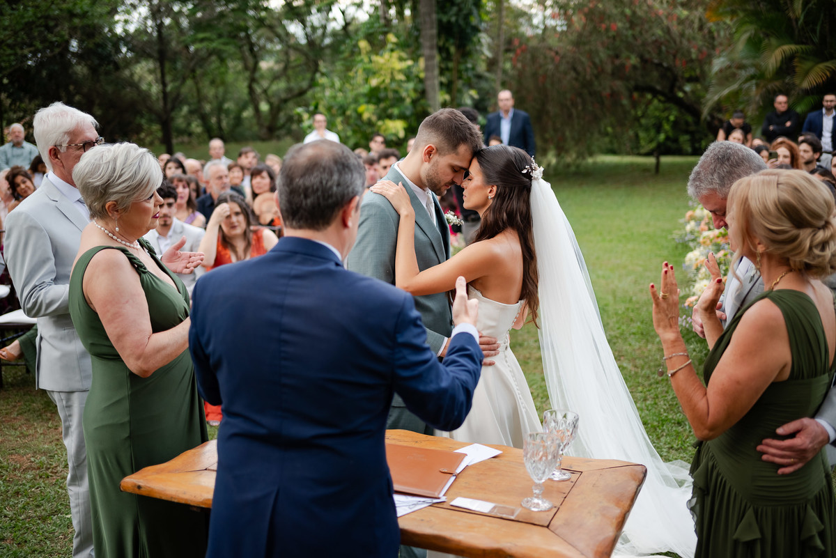 Foto e Filme documental de casamento na casa de festa Sítio Quero-Quero em Limeira, São Paulo.  Registro espontâneo, natural, artístico e autêntico para casais que querem viver livremente o dia do casamento. Tropicália Foto e Filme de Casamentos