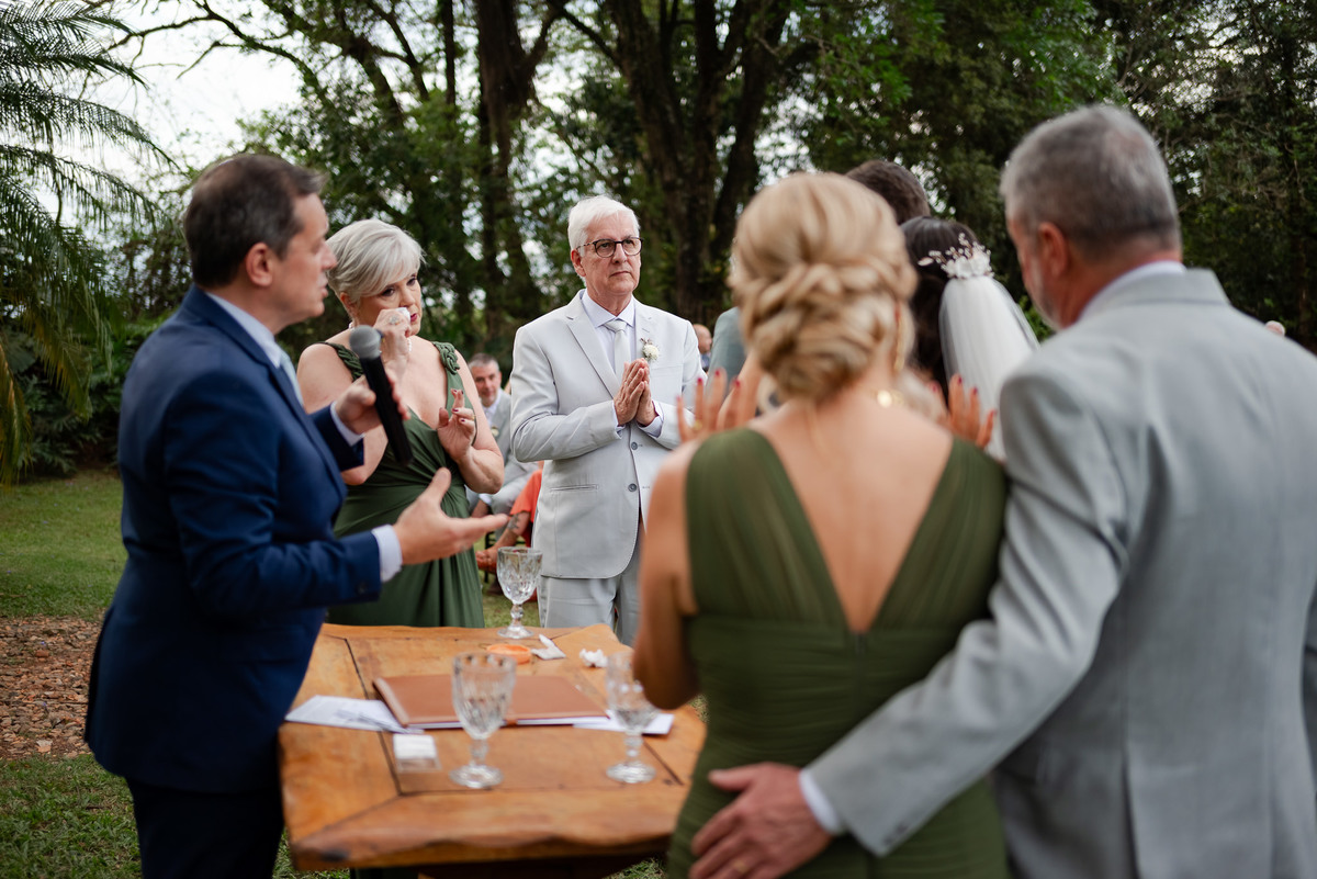 Foto e Filme documental de casamento na casa de festa Sítio Quero-Quero em Limeira, São Paulo.  Registro espontâneo, natural, artístico e autêntico para casais que querem viver livremente o dia do casamento. Tropicália Foto e Filme de Casamentos