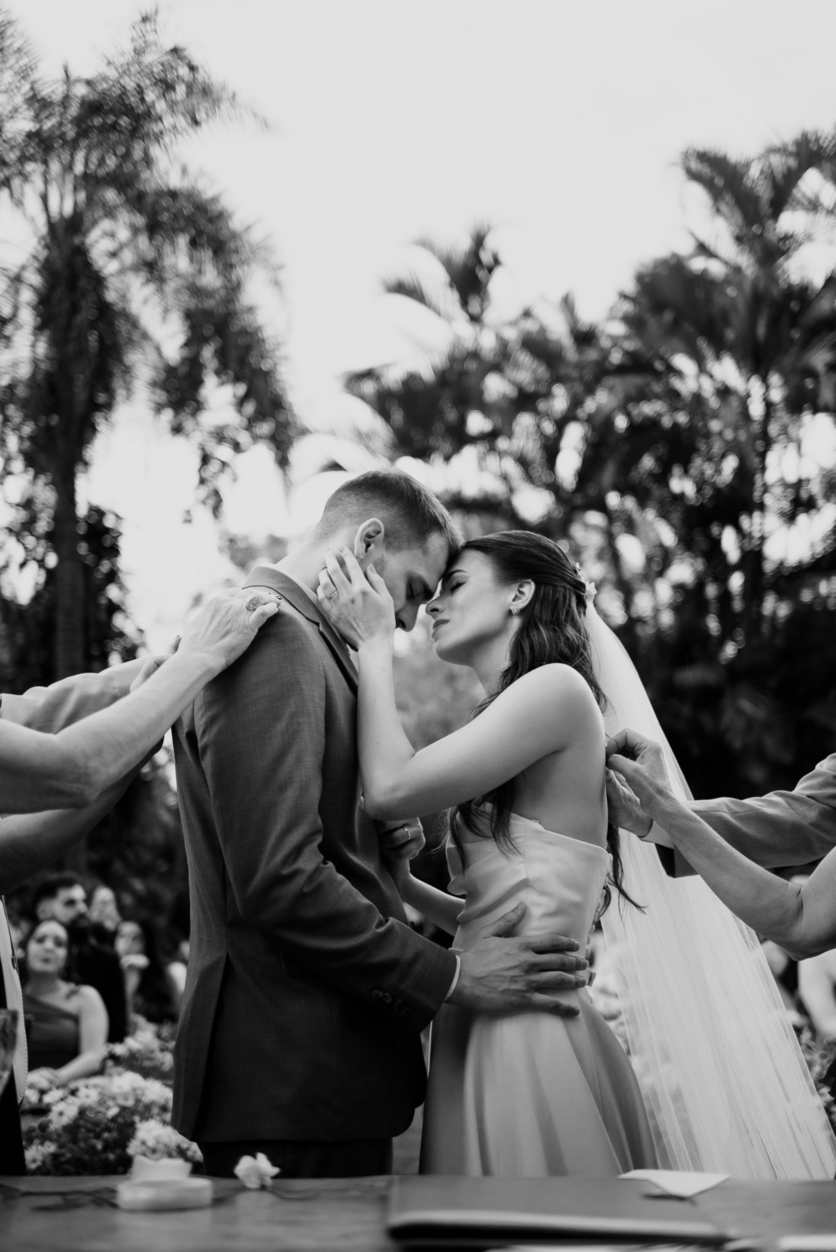 Foto e Filme documental de casamento na casa de festa Sítio Quero-Quero em Limeira, São Paulo.  Registro espontâneo, natural, artístico e autêntico para casais que querem viver livremente o dia do casamento. Tropicália Foto e Filme de Casamentos