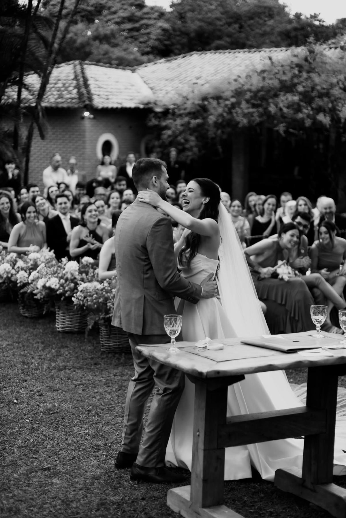 Foto e Filme documental de casamento na casa de festa Sítio Quero-Quero em Limeira, São Paulo.  Registro espontâneo, natural, artístico e autêntico para casais que querem viver livremente o dia do casamento. Tropicália Foto e Filme de Casamentos