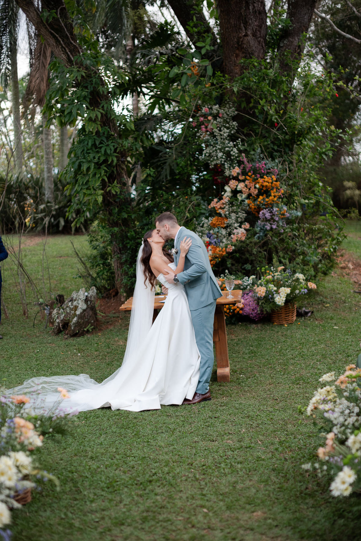 Foto e Filme documental de casamento na casa de festa Sítio Quero-Quero em Limeira, São Paulo.  Registro espontâneo, natural, artístico e autêntico para casais que querem viver livremente o dia do casamento. Tropicália Foto e Filme de Casamentos