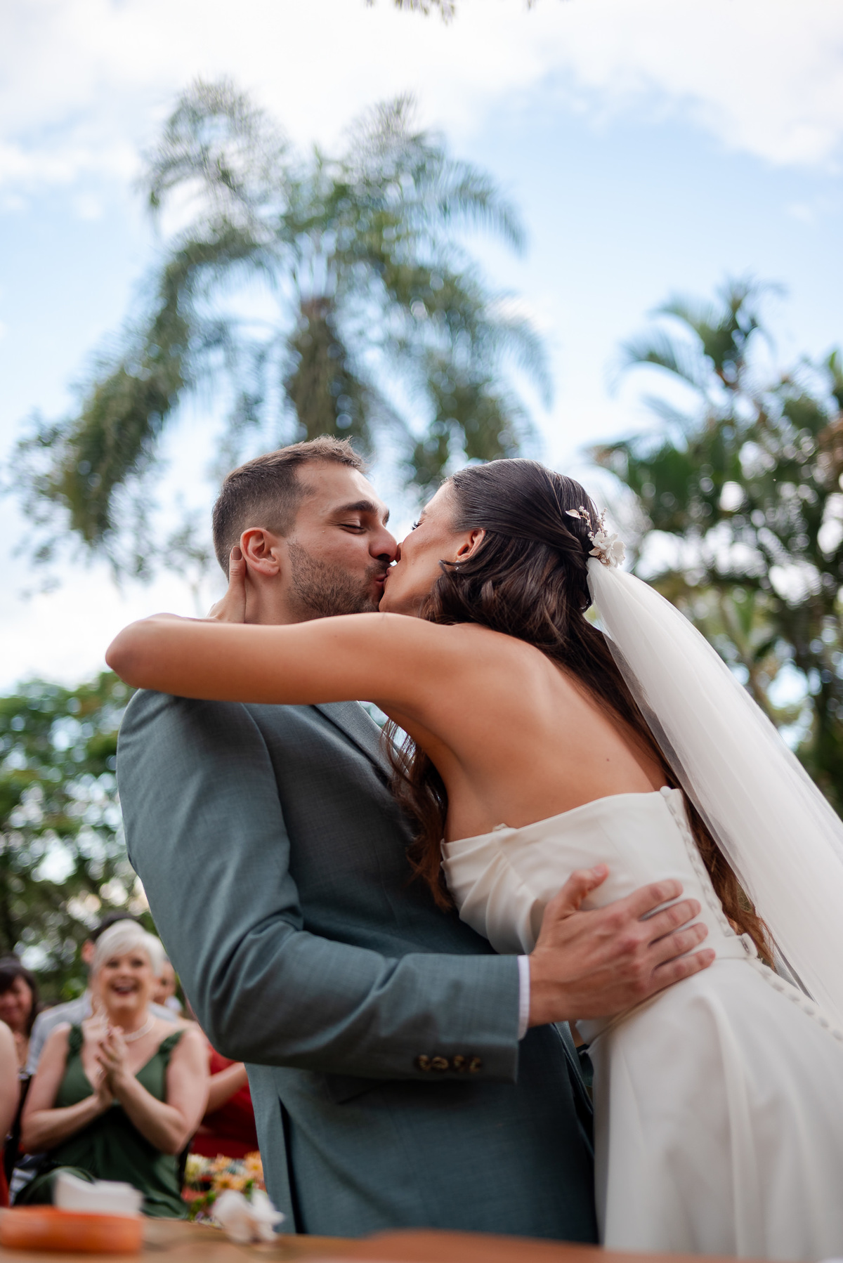 Foto e Filme documental de casamento na casa de festa Sítio Quero-Quero em Limeira, São Paulo.  Registro espontâneo, natural, artístico e autêntico para casais que querem viver livremente o dia do casamento. Tropicália Foto e Filme de Casamentos
