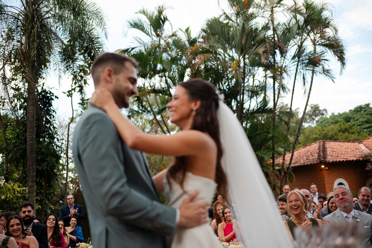 Foto e Filme documental de casamento na casa de festa Sítio Quero-Quero em Limeira, São Paulo.  Registro espontâneo, natural, artístico e autêntico para casais que querem viver livremente o dia do casamento. Tropicália Foto e Filme de Casamentos