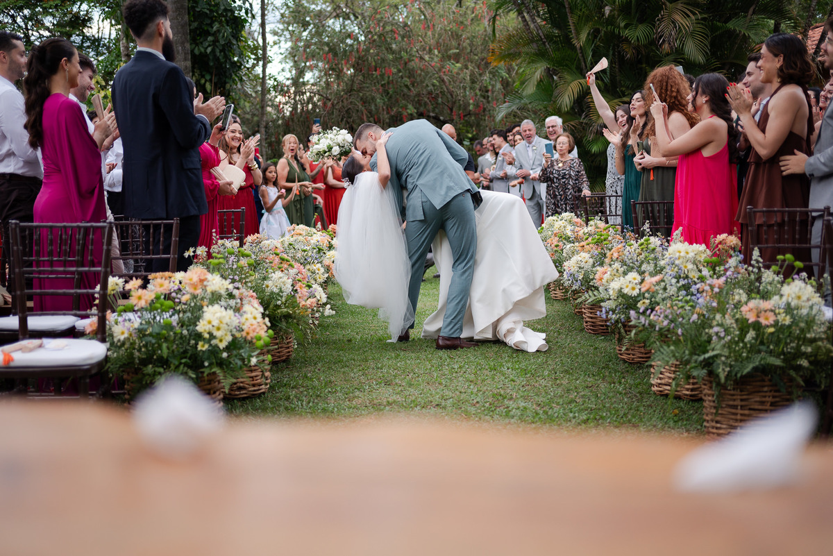 Foto e Filme documental de casamento na casa de festa Sítio Quero-Quero em Limeira, São Paulo.  Registro espontâneo, natural, artístico e autêntico para casais que querem viver livremente o dia do casamento. Tropicália Foto e Filme de Casamentos