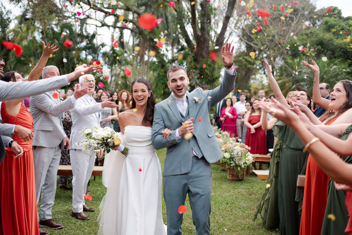 Foto e Filme documental de casamento na casa de festa Sítio Quero-Quero em Limeira, São Paulo.  Registro espontâneo, natural, artístico e autêntico para casais que querem viver livremente o dia do casamento. Tropicália Foto e Filme de Casamentos