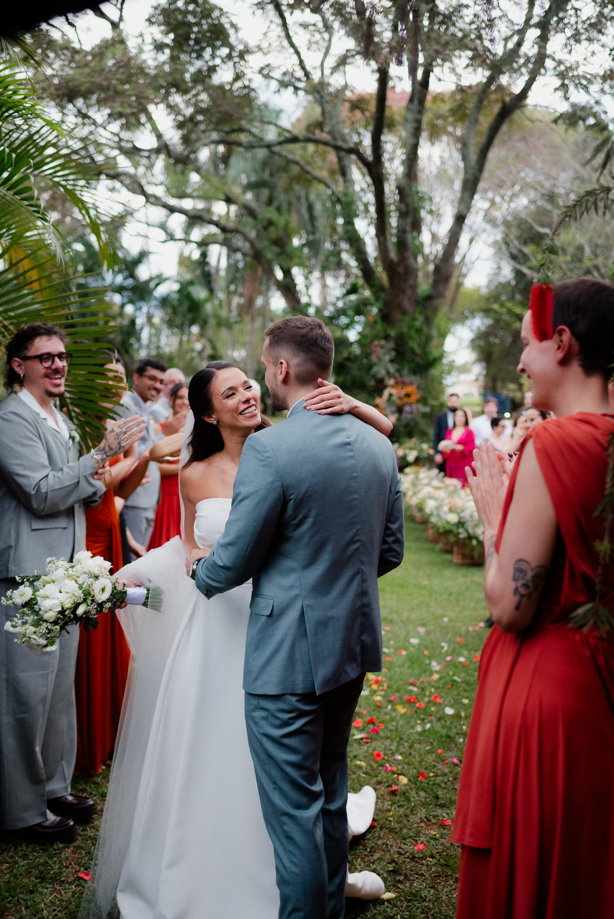 Foto e Filme documental de casamento na casa de festa Sítio Quero-Quero em Limeira, São Paulo.  Registro espontâneo, natural, artístico e autêntico para casais que querem viver livremente o dia do casamento. Tropicália Foto e Filme de Casamentos