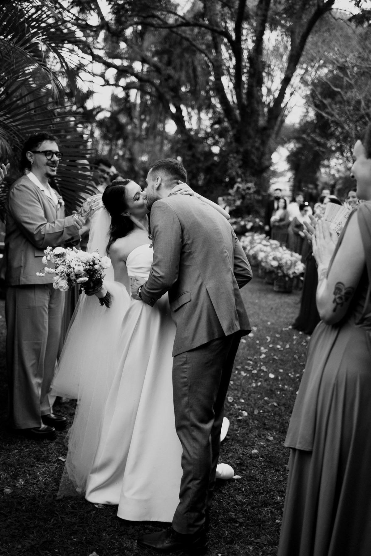 Foto e Filme documental de casamento na casa de festa Sítio Quero-Quero em Limeira, São Paulo.  Registro espontâneo, natural, artístico e autêntico para casais que querem viver livremente o dia do casamento. Tropicália Foto e Filme de Casamentos