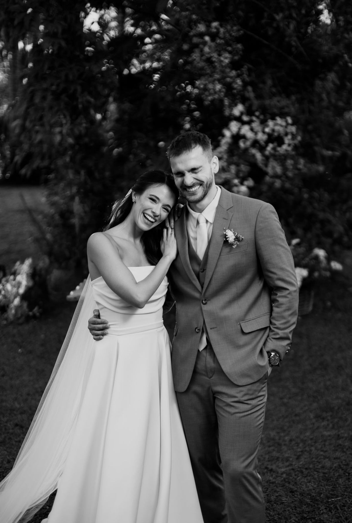 Foto e Filme documental de casamento na casa de festa Sítio Quero-Quero em Limeira, São Paulo.  Registro espontâneo, natural, artístico e autêntico para casais que querem viver livremente o dia do casamento. Tropicália Foto e Filme de Casamentos