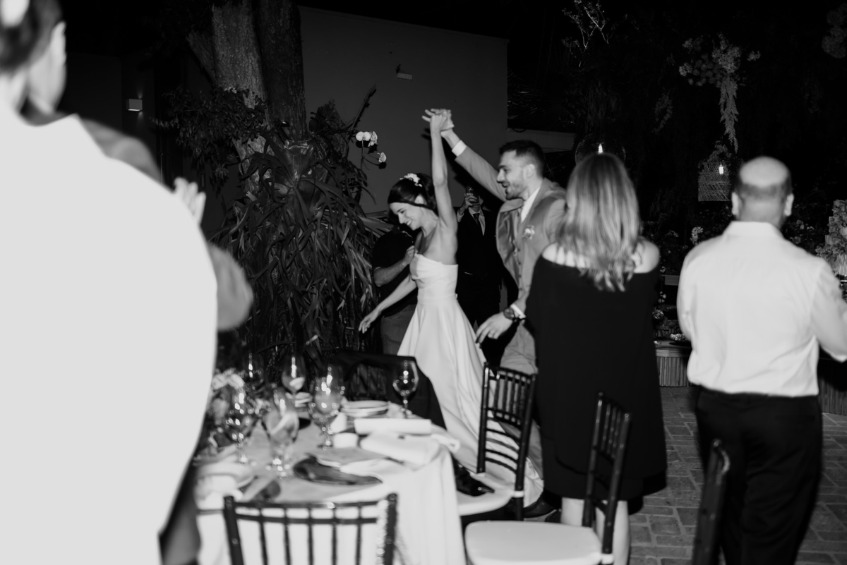 Foto e Filme documental de casamento na casa de festa Sítio Quero-Quero em Limeira, São Paulo.  Registro espontâneo, natural, artístico e autêntico para casais que querem viver livremente o dia do casamento. Tropicália Foto e Filme de Casamentos